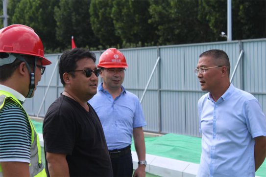 淄博市城建重點工程指揮部領導蒞臨魯中公路聯(lián)通路提升改造工地走訪慰問送清涼