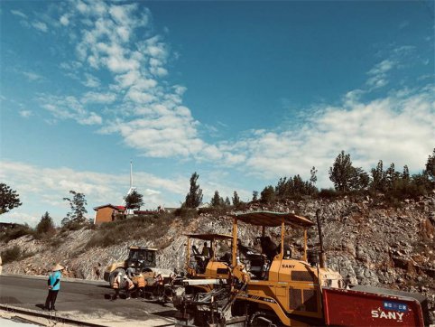 荒原上低吟淺唱的筑路人