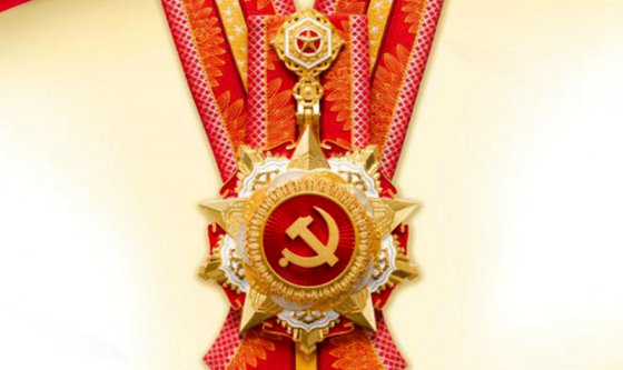 黨旗在一線(xiàn)飄揚(yáng)，黨徽依然閃耀