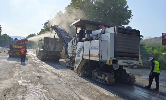 【抓作風(fēng) 創(chuàng)效益】新工藝、新起點(diǎn)——瓏山路西段罩面順利完工