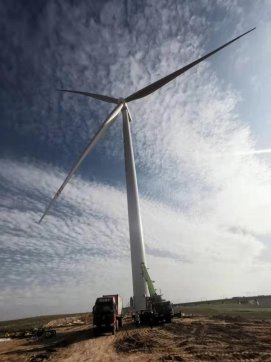 【抓作風(fēng) 創(chuàng)效益】第四工程公司寧夏風(fēng)電基礎(chǔ)項(xiàng)目第一臺風(fēng)力發(fā)電順利安裝完成