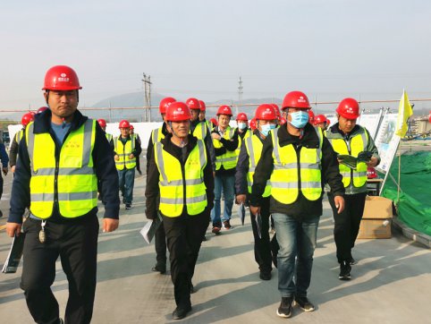 公司組織技術(shù)骨干到淄博市城市快速路施工現(xiàn)場對標(biāo)學(xué)習(xí)
