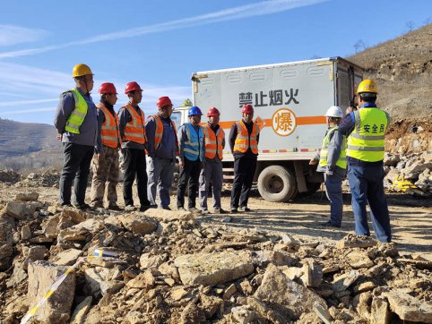 臨臨六標(biāo)三分部順利完成首次爆破施工