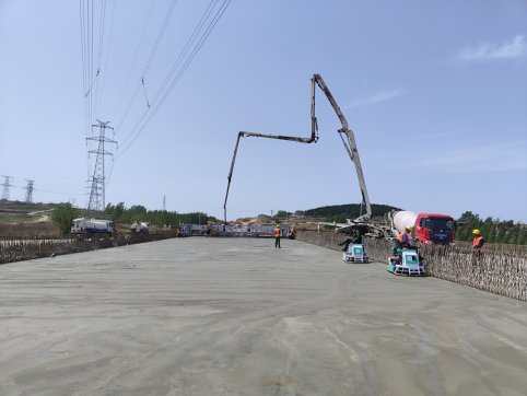 第五區(qū)域項目部完成首件橋面鋪裝工程施工